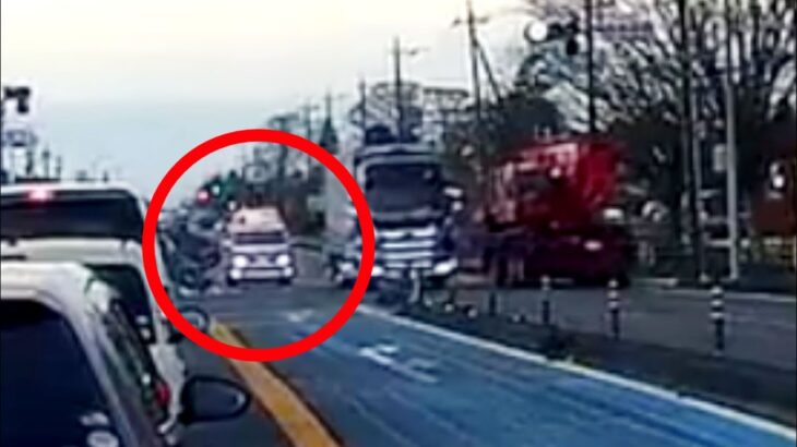 緊急走行で接近する救急車を 妨害する大型トラック【ドラレコ映像】