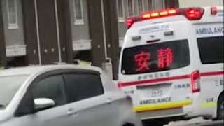 【金沢市消防局 】 緊急走行中の救急車。後続のドライバーに搬送中をアピール。