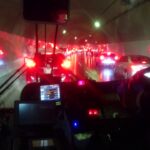 大渋滞のトンネルで救急車が緊急走行　路線バスのギリギリ路肩幅寄せハンドルテクニック