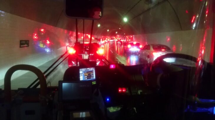 大渋滞のトンネルで救急車が緊急走行　路線バスのギリギリ路肩幅寄せハンドルテクニック