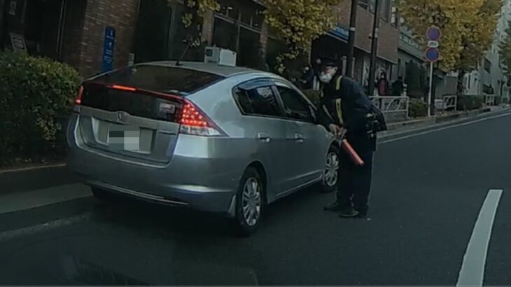 パトカーが見ている目の前で信号無視した違反車が警察官に捕まる瞬間