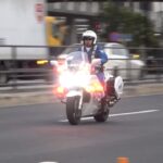 格好良さがエグい！追跡態勢でも会釈する余裕！FJRの白バイが凄いサイレン音を鳴らして信号無視を取締る瞬間！Japanese Police motorcycle