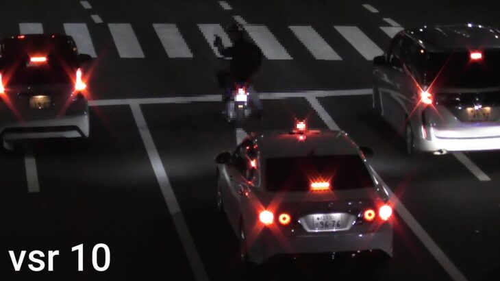 覆面パトカーがテールランプ切れのバイクを検挙 Masked police car emergency driving Arrested motorcycle with out of tail lamp