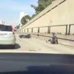 【煽り運転】バイクが走行中の車を蹴飛ばし無事自爆