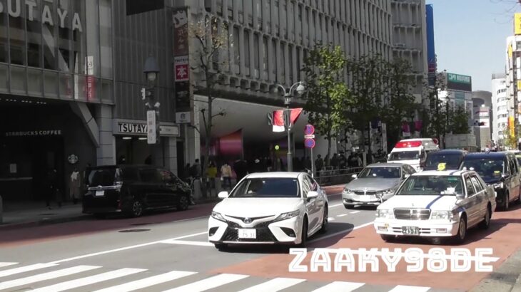 渋谷駅前スクランブル交差点を現場に向け緊急走行する救急車！