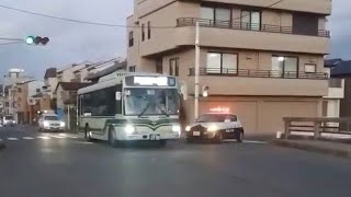 【バスも急には止まれませーん！】緊急走行中のパトカーと市バスが衝突しそう!?