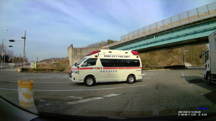 【ドラレコ】右折したら緊急走行中の救急車が！