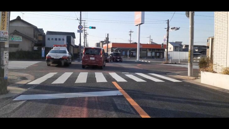 【愛知県警】愛知県警察　パトカーの、、、、　①横断歩道前のかもしれないブレーキ　②やっぱり走行速度早いんじゃない？　③意味のない左寄せ