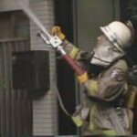 大阪府警　マンション火災現場へ緊急走行で向かうパトカー　住人を避難誘導　90年代映像