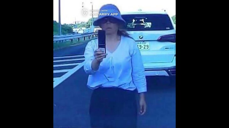 煽り運転のガラケー女が高速道路上でスマホ片手にPPAP