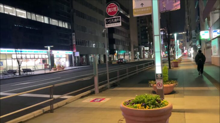 福岡県警察　パトカー　サイレン鳴らし緊急走行　緊急事態宣言下の博多駅前通りにて