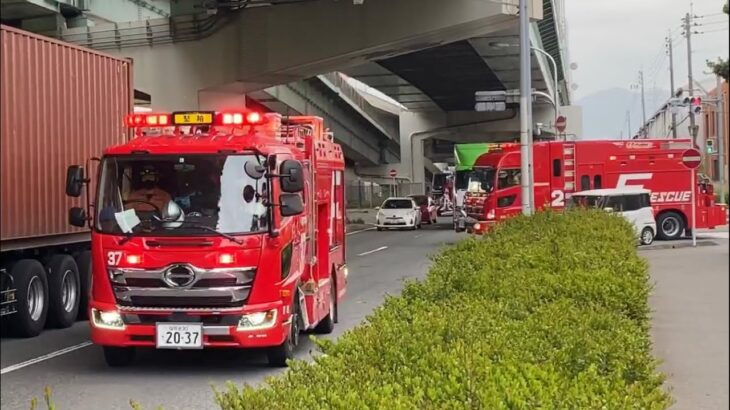 【福岡市消防局】東区多の津の建物火災に緊急走行で集結する車両