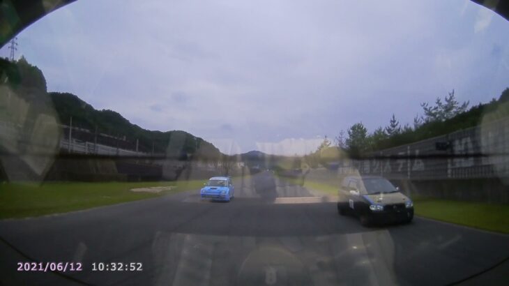 あおり運転からの、オイル撒き散らしての自爆。くそムーヴ後方ドラレコ映像。
