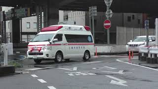 【警察】【消防救急】一時不停止の違反車に停止を求める女性警察官＋緊急走行の救急車