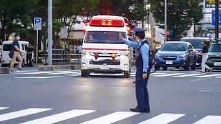 NICEN！赤信号を通過する救急車を誘導する警察官。