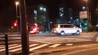 沖縄市胡屋十字路で暴走族が一般車両と事故って当て逃げ現場に緊急走行現着する沖縄警察のパトカー