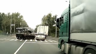「交通事故と煽り運転」 戦車がドリフトして一般車にぶつかる