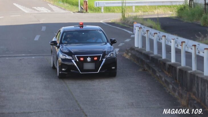 新潟県警察　交通機動隊　210系クラウン覆面パトカー　緊急走行