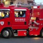 【東京消防庁】夜の街を消防車が爆走！はしご車の緊急走行も！！
