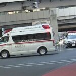 緊急走行する救急車！交差点に進入せず道を譲る渋谷署パトカー！