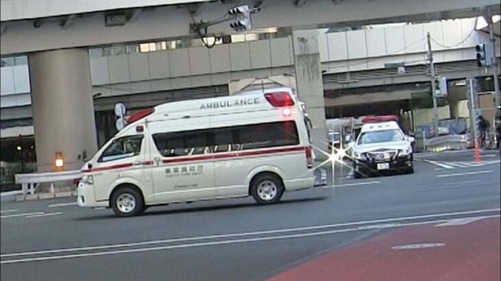 緊急走行する救急車！交差点に進入せず道を譲る渋谷署パトカー！