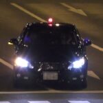 【警察】信号無視で左折したタクシーを追う黒い覆面パトカー
