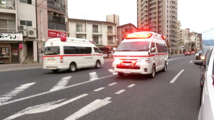 救急搬送中の救急車と帰隊途中の救急車がスライドする。 2021年11月6日　Japanese_Ambulance