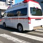[緊急走行] 赤信号を慎重に通過する救急車の緊急走行