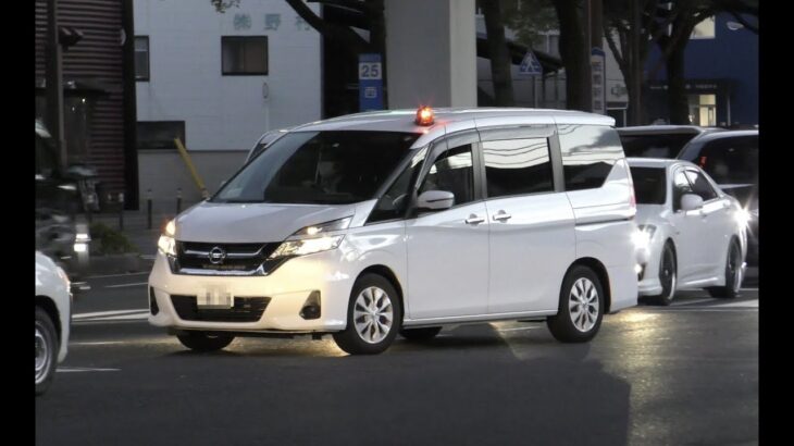 緊急走行で現場へ向かう広島県警セレナ覆面パトカー