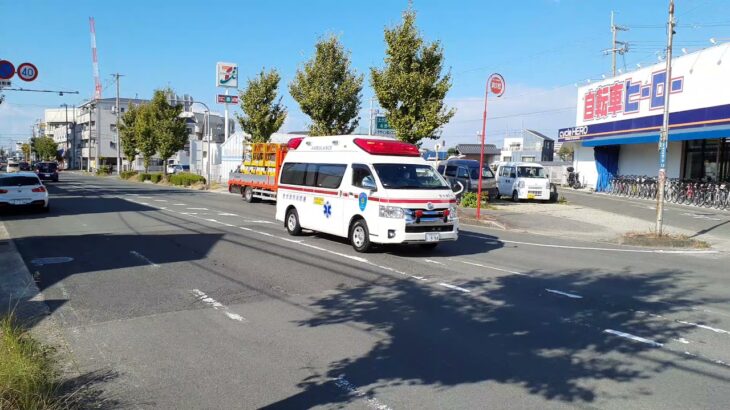 和泉市消防本部の消防車１台と、泉大津市消防署の救急車１台が続けて緊急走行