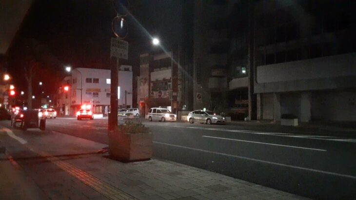 沖縄県警パトカー緊急走行現着セブンイレブン胡屋店駐車場