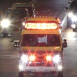 [横浜消防] 夜間の緊急走行 歩行者が多い赤信号通過のかっこいいサイレン音 ハザード出して救急車に道を譲る素晴らしい車たち！