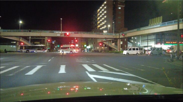 【緊急走行】片側三車線の赤信号交差点に進入する救急車