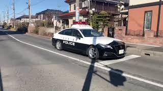 埼玉県警察越谷警察署 220系パトカー緊急走行！　交差点をノンストップで直進通過
