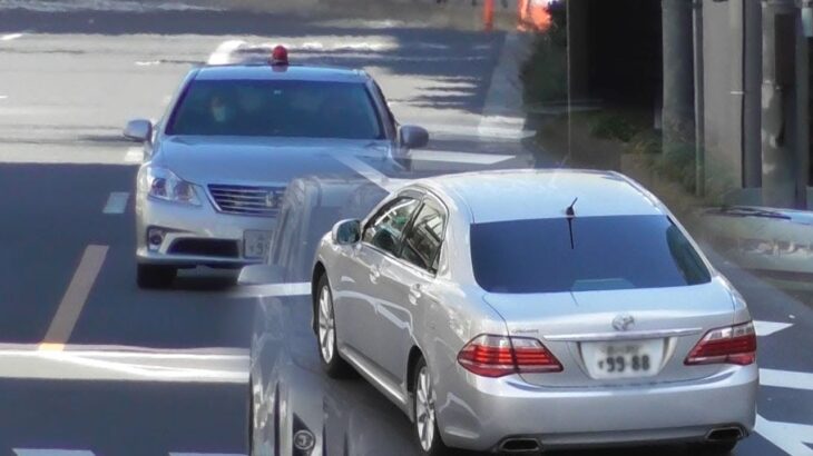 待ってました信号無視！BMWを緊急走行で追う交通機動隊の銀クラ覆面パトカー