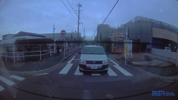 小学校と公園に接する道路にて煽り運転するプロボックス