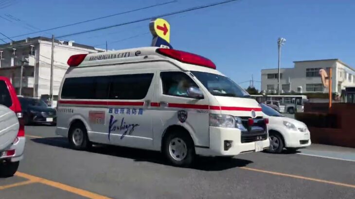 道路中央センターライン上を緊急走行する救急車