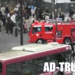 スクランブル交差点を渡る歩行者の間を緊急走行する消防車両！