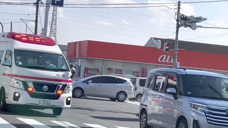 救急車が緊急走行で交差点に侵入。サイレンが近づき一般車が進路を譲る。