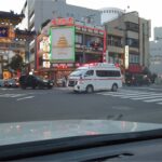 【緊急走行】横浜中華街入口交差点を緊急走行で通過する救急車を妨害する200系クラウン