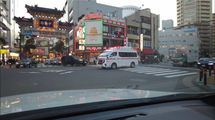 【緊急走行】横浜中華街入口交差点を緊急走行で通過する救急車を妨害する200系クラウン
