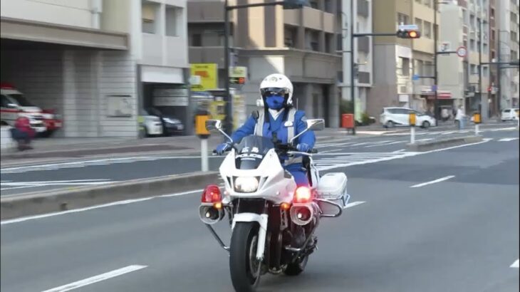 緊急走行で現場へ急行する広島県警交通機動隊白バイ