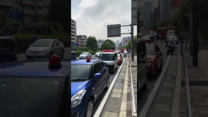 マイクを使って丁寧にアナウンスする横浜消防(神奈川消防署)と神奈川県警察事故処理車パトカーの緊急走行。スイフトの覆面パトカーも衝撃的！！