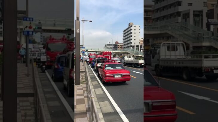 セドリックの消防指令車ってレアですよね？東京消防庁は消防総監が以前クラウンだったと思うけど横浜消防は誰が乗ってるの？あ、指令車見とれてたら救急車が緊急走行してた　横浜消防[消防車]