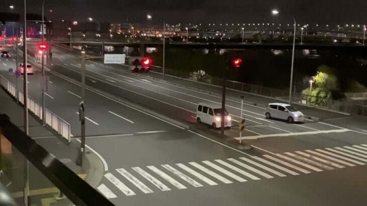 救急車、緊急走行で交差点を右折。信号待ちの軽自動車がナイス判断！横浜消防