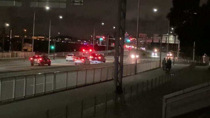 横浜消防　救急車イエルプサイレンで交差点に進入。ハイエースが緊急走行中の救急車おかまいなしに突っ込んできた