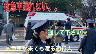 救急車　緊急走行　東京オリンピック開催中に救急車が通ると、、こうなる。　警察官の誘導で通る事ができた、、救急車#救急車　#東京オリンピック　通行人は無視！！