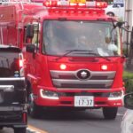 建物火災第2出動で消防車、パトカー、救急車が現場に緊急走行で急行する。広島市安佐北区 2022年4月13日