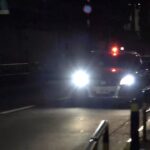 夜の東京で事件発生！機動捜査隊の覆面パトカーが現場に向け緊急走行！