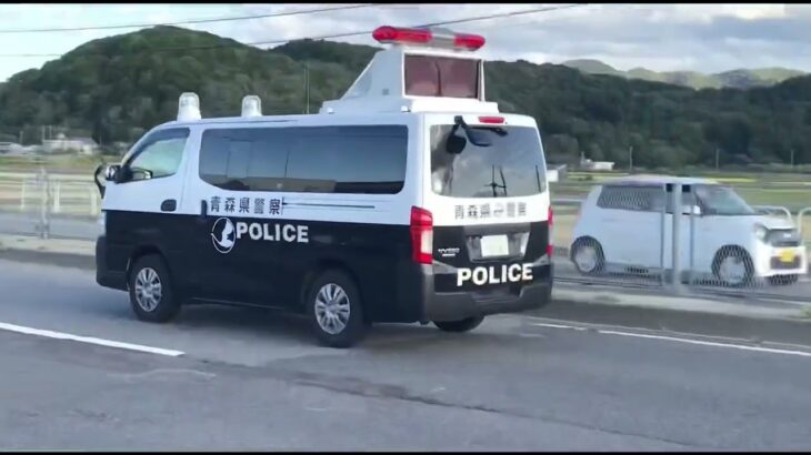 【緊急走行】マイクパフォーマンスあり❗️激しいパッシングをしながら事故処理車が急行❗️青森県警察